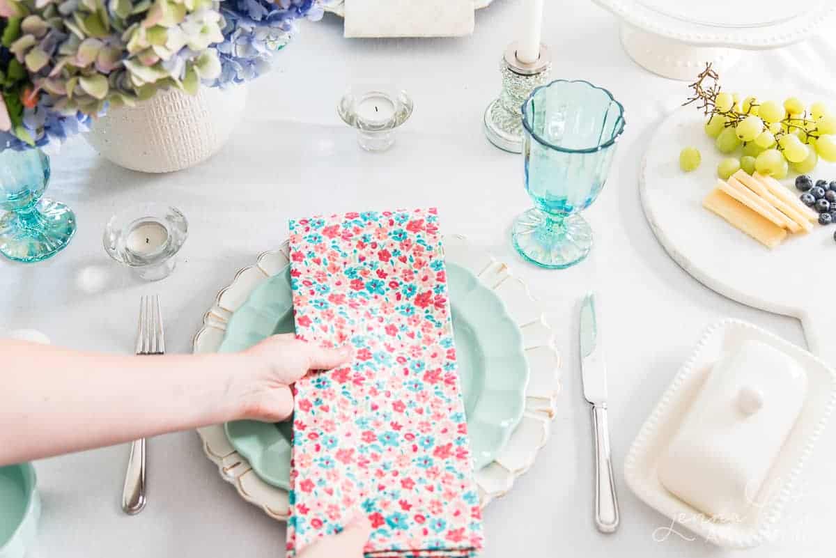 spring tablescape napkins