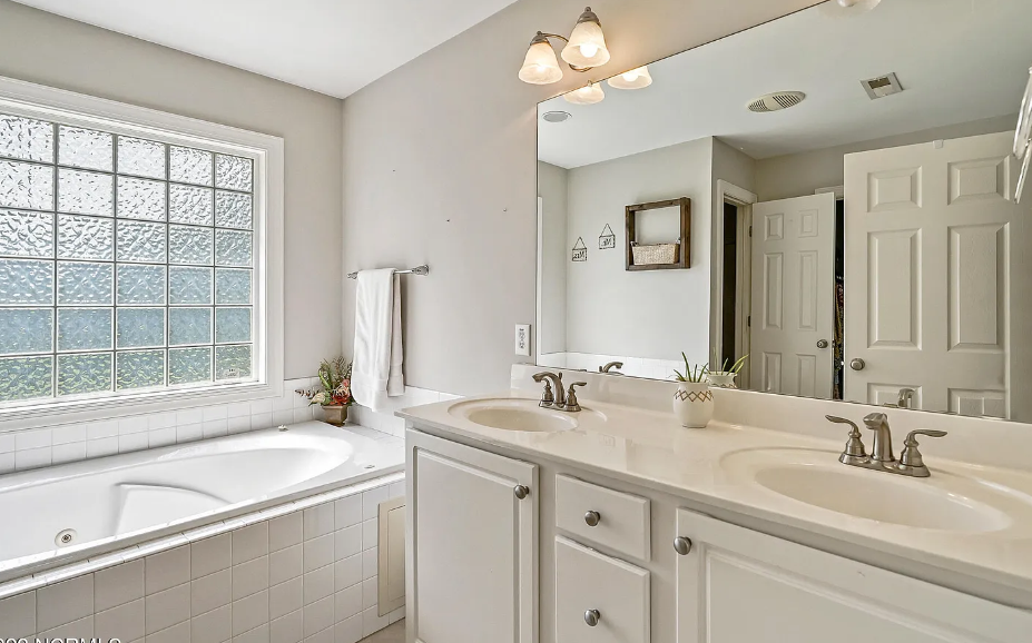 bathroom before and after home staging